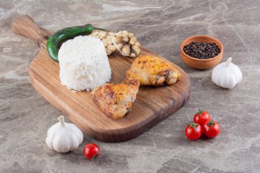 Mutfak masasında ızgara tavuk eti. 