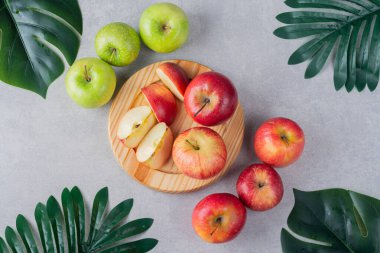 Gri arkaplanda taze olgun elmalar.