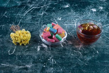 Gri masa arkaplanındaki renkli şekerler