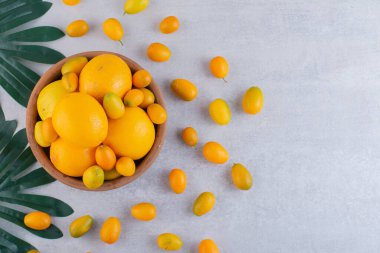 Gri arka planda taze meyveler