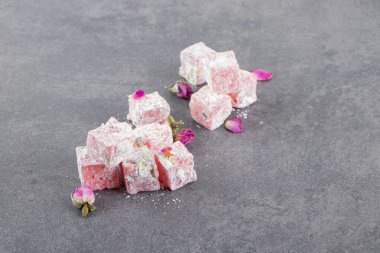 Masada çok renkli jöle şekerlemeleri var.