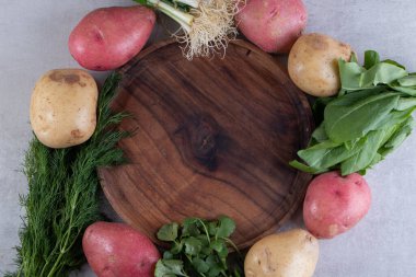 Gri arka planda taze organik patates.