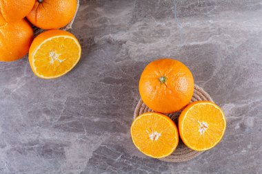 Mutfak masasında taze portakallar, sağlıklı beslenme konsepti.