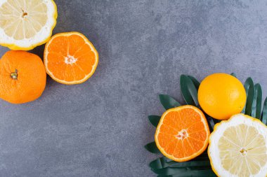 Açık gri arkaplanda taze portakallar. Boşluğu kopyala.