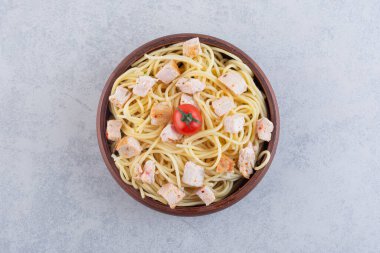 Masada tavuk eti ve lezzetli makarna.