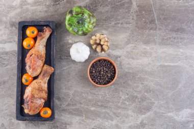 Baharatlı ve sebzeli ızgara tavuk. 