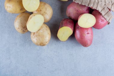 Mutfak masasında çiğ organik patates..