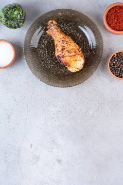 Mutfak masasında leziz ızgara tavuk eti. Yiyecek konsepti