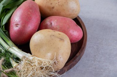 Gri arka planda taze organik patates 