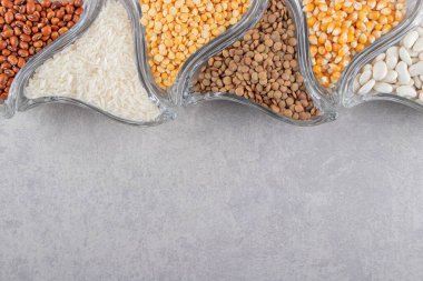 Gri arka planda kaselerde farklı Groats türleri