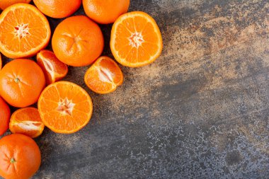 Mutfak masasında taze portakallar, sağlıklı beslenme konsepti.