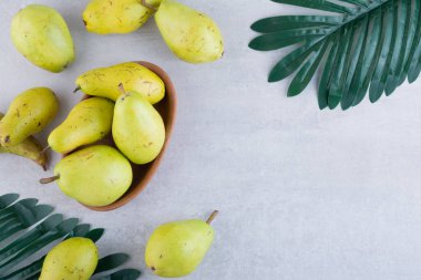 Gri arka planda taze olgun armutlar