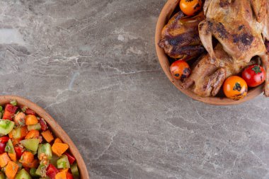 Mutfak masasında ızgara tavuk eti. 