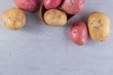 Gri arka planda taze organik patates 