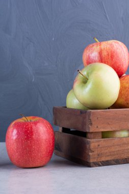 Masada çeşitli elmalar var. Meyve arkaplanı