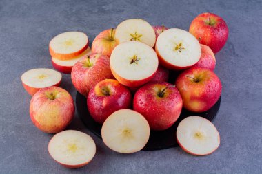 Gri arkaplanda taze olgun elmalar.