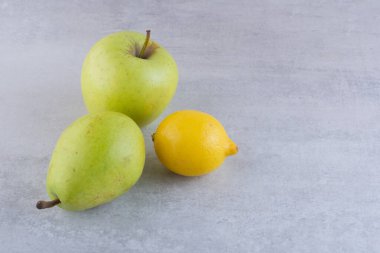 Mutfak masasında taze meyve var. Metin için boş alan. 