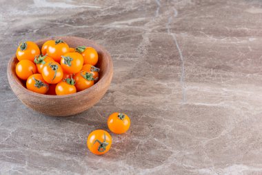 Mutfak masasının arkasında taze domatesler