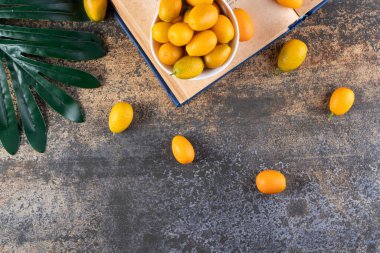 Taze kumkatlar ve yeşil yaprak.