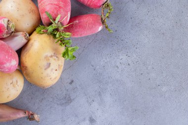 Beyaz arka planda taze organik sebzeler