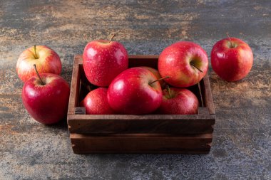 Gri arkaplanda kırmızı elmalar