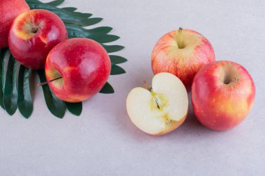 Mutfak masasında taze kırmızı elmalar.