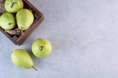 Mutfak masasında taze armutlar. Metin için boş alan.