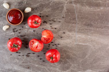 Mutfak masasının arkasında taze domatesler