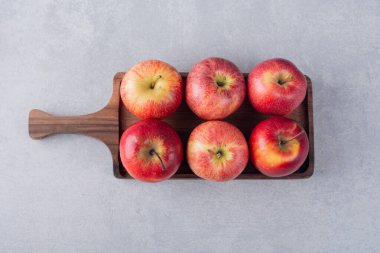 Mutfak masasında taze kırmızı elmalar.