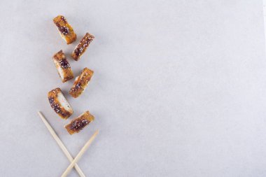 Suşi gri bir arka planda. en üstteki görünüm. 