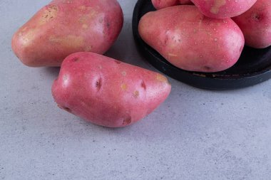 Arka planda taze kırmızı patatesler