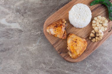 Mutfak masasında ızgara tavuk eti.