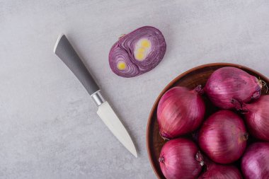 Mutfak masasında kırmızı soğan.