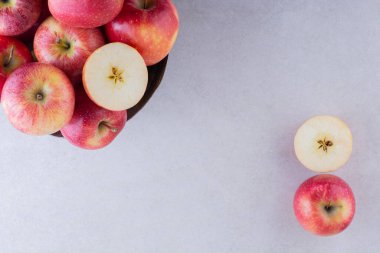 Beyaz arka planda kırmızı elmalar. en üstteki görünüm.