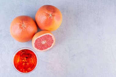 Masada taze kırmızı greyfurtlar var.