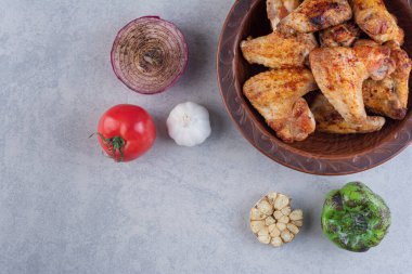 Mutfak masasında sebze ve baharatlı ızgara tavuk eti. 