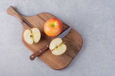 Gri arkaplanda taze olgun elmalar