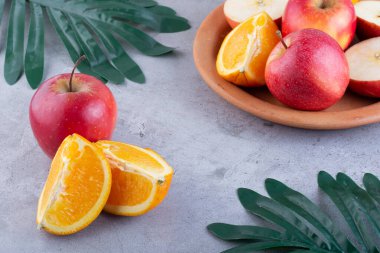 Gri arka planda taze meyveler