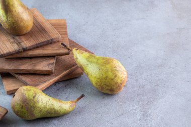 Gri arka planda taze olgun armutlar