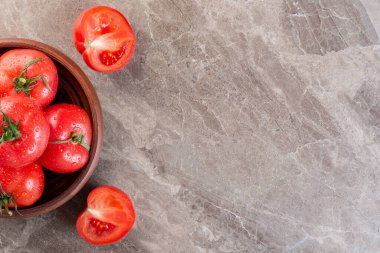 Kiktchen masa arkasında taze domatesler 