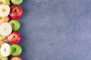 Gri arkaplanda olgun elmalar, yakın görünüm