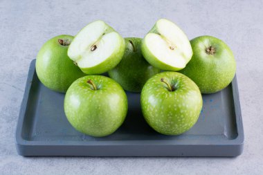 Gri arkaplanda taze olgun elmalar.