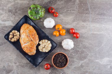 Domates ve baharatlı çiğ tavuk.