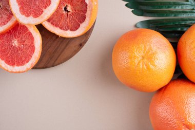 Gri mutfak arka planında taze greyfurtlar..