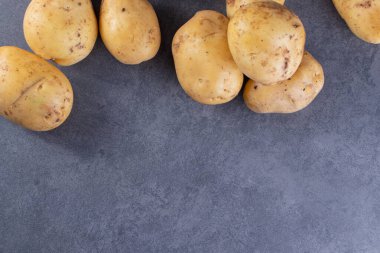 Siyah arka planda çiğ patates.