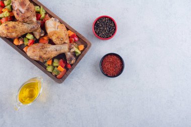 Mutfak masasında sebze ve baharatlı ızgara tavuk eti. 