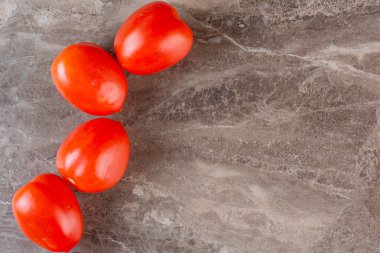 Mutfak masasında taze domatesler. 