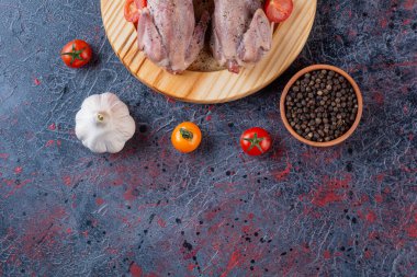 Pişirmek için malzemeli çiğ tavuk eti.