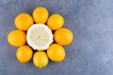 Gri arka planda taze limonlar, sağlıklı beslenme konsepti