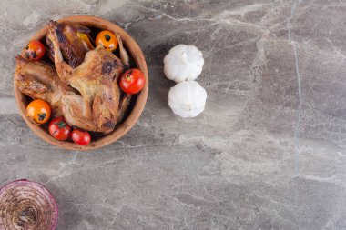 Mutfak masasında leziz ızgara tavuk eti. Yiyecek konsepti